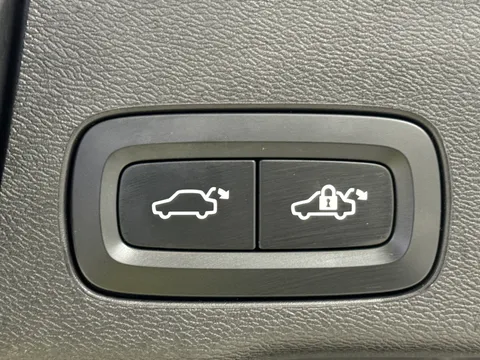 YL71KWK Volvo XC60 2.0 B4D R DESIGN 5dr AWD Geartronic Thumbnail #11