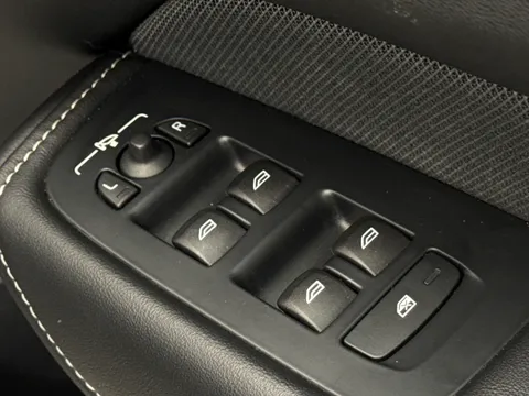 YL71KWK Volvo XC60 2.0 B4D R DESIGN 5dr AWD Geartronic Thumbnail #17