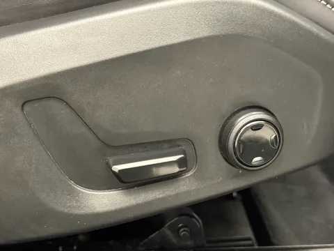 YL71KWK Volvo XC60 2.0 B4D R DESIGN 5dr AWD Geartronic Thumbnail #30