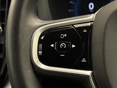 YL71KWK Volvo XC60 2.0 B4D R DESIGN 5dr AWD Geartronic Thumbnail #32