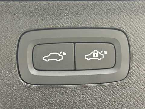 OW25DFV Volvo XC90 2.0 T8 PHEV Ultra Dark 5dr AWD Geartronic Thumbnail #13