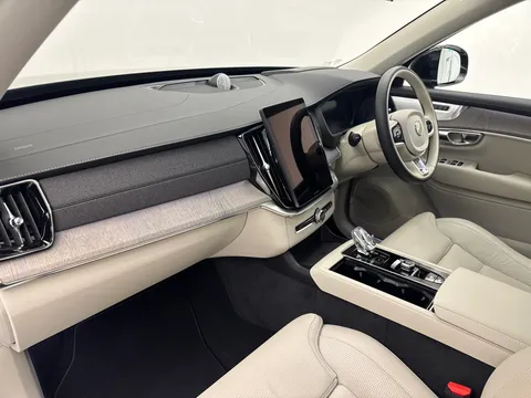 OW25DFV Volvo XC90 2.0 T8 PHEV Ultra Dark 5dr AWD Geartronic Thumbnail #18