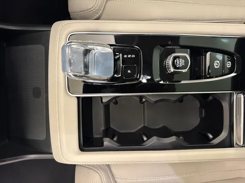 OW25DFV Volvo XC90 2.0 T8 PHEV Ultra Dark 5dr AWD Geartronic Thumbnail #21