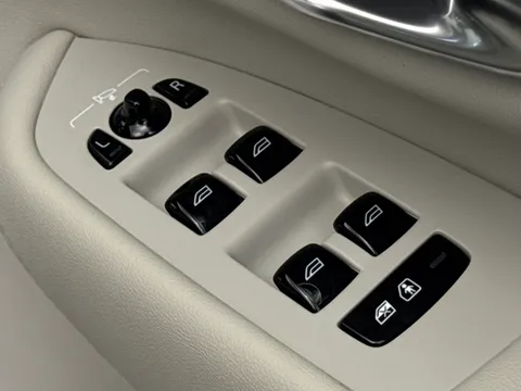 OW25DFV Volvo XC90 2.0 T8 PHEV Ultra Dark 5dr AWD Geartronic Thumbnail #24