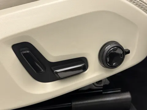 OW25DFV Volvo XC90 2.0 T8 PHEV Ultra Dark 5dr AWD Geartronic Thumbnail #26