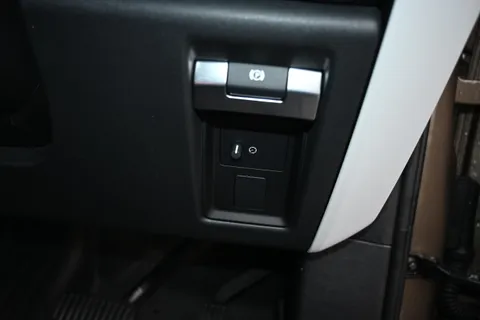 VX25TWE Land Rover Defender 3.0 D250 Hard Top X-Dynamic HSE Auto [3 Seat] Thumbnail #35