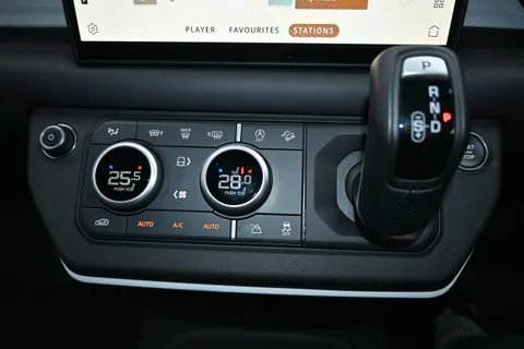 VX25TWE Land Rover Defender 3.0 D250 Hard Top X-Dynamic HSE Auto [3 Seat] Thumbnail #37