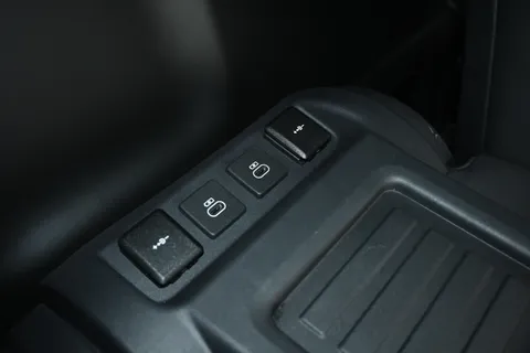 VX25TWE Land Rover Defender 3.0 D250 Hard Top X-Dynamic HSE Auto [3 Seat] Thumbnail #41