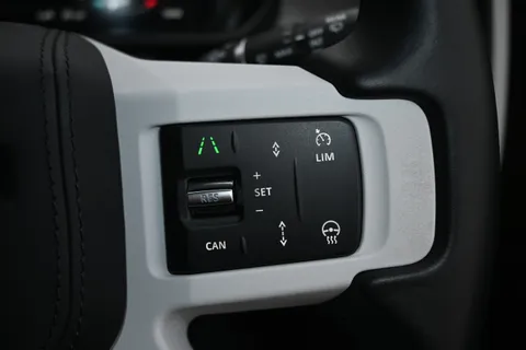 VX25TWE Land Rover Defender 3.0 D250 Hard Top X-Dynamic HSE Auto [3 Seat] Thumbnail #42