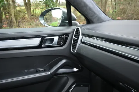 VN69ZFS Porsche Cayenne Turbo 5dr Tiptronic S [5 Seat] Thumbnail #37