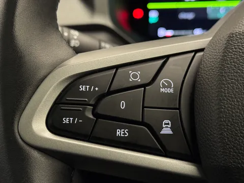 AP25BXG Dacia Bigster 1.8 Hybrid 155 Journey 5dr Auto Thumbnail #17