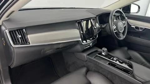 HX71ODR Volvo V90 2.0 B4P Momentum 5dr Auto Thumbnail #4