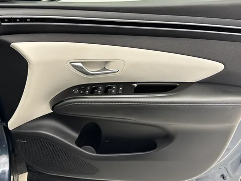 DY72VHB Hyundai Tucson 1.6 TGDi Plug-in Hybrid Ultimate 5dr 4WD Auto Thumbnail #19