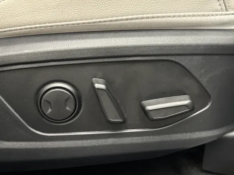 DY72VHB Hyundai Tucson 1.6 TGDi Plug-in Hybrid Ultimate 5dr 4WD Auto Thumbnail #21