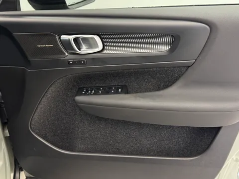 DL23BVJ Volvo XC40 2.0 B4P Ultimate Dark 5dr Auto Thumbnail #19