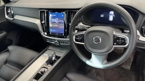 RF74ARO Volvo V60 2.0 B4P Plus Dark 5dr Auto [7 speed] Thumbnail #4