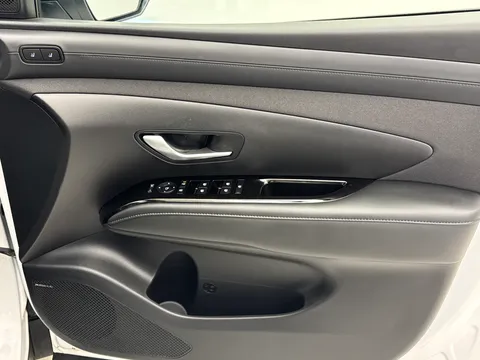 VN74FPJ Hyundai Tucson 1.6T Plug-in Hybrid Ultimate 5dr 4WD Auto Thumbnail #18