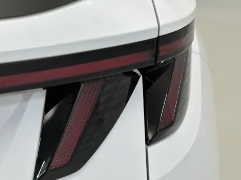 VN74FPJ Hyundai Tucson 1.6T Plug-in Hybrid Ultimate 5dr 4WD Auto Thumbnail #37