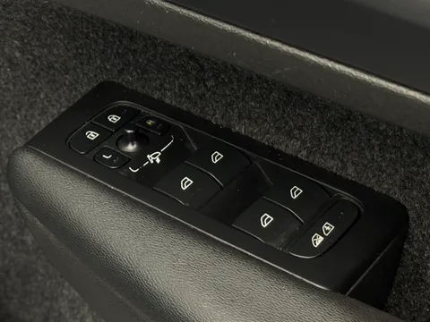 YR72JDJ Volvo XC40 170kW Recharge Plus 69kWh 5dr Auto Thumbnail #19