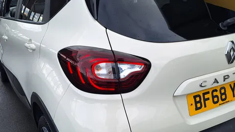 BF68YMM Renault Captur 1.5 dCi 90 Iconic 5dr EDC Thumbnail #9