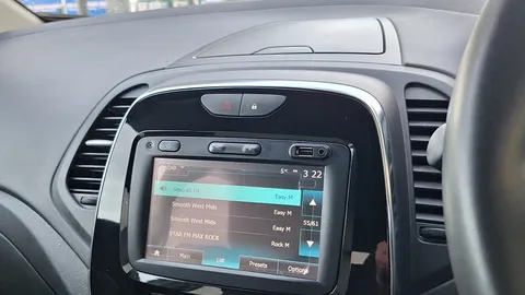 BF68YMM Renault Captur 1.5 dCi 90 Iconic 5dr EDC Thumbnail #28