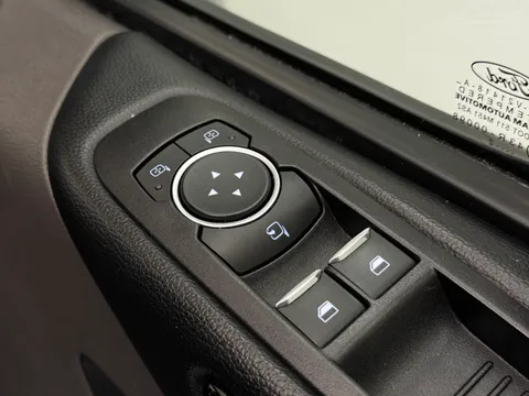 LG72YNK Ford Tourneo Custom 2.0 EcoBlue Hybrid 130ps L/R 8 Seater Titanium Thumbnail #18