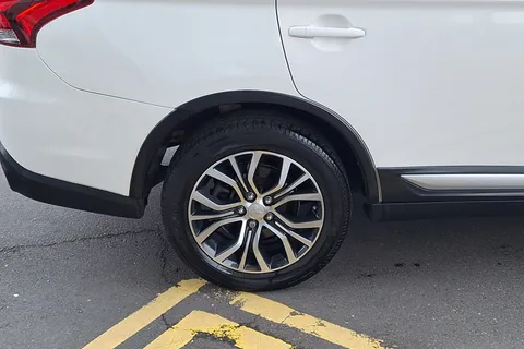 WT18WDF Mitsubishi Outlander 2.2 DI-D 4 5dr Auto Thumbnail #5