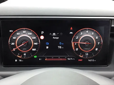 DV71RNA Hyundai Tucson 1.6 TGDi Plug-in Hybrid Premium 5dr 4WD Auto Thumbnail #12