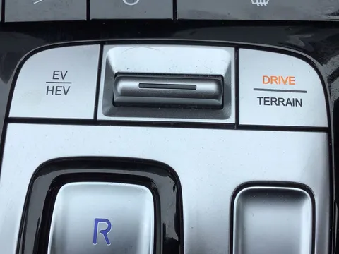 DV71RNA Hyundai Tucson 1.6 TGDi Plug-in Hybrid Premium 5dr 4WD Auto Thumbnail #17