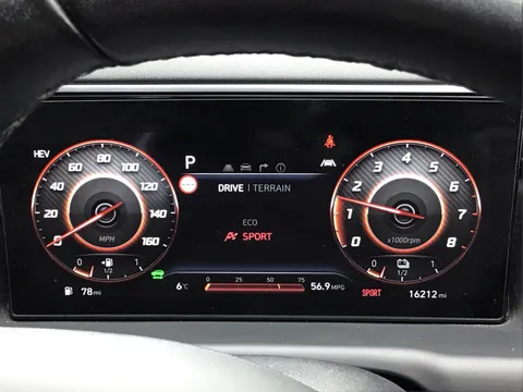 DV71RNA Hyundai Tucson 1.6 TGDi Plug-in Hybrid Premium 5dr 4WD Auto Thumbnail #19