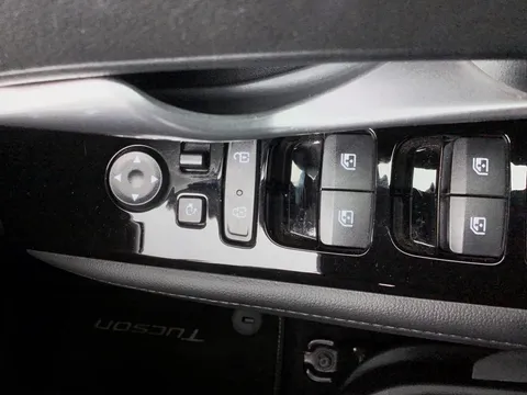 DV71RNA Hyundai Tucson 1.6 TGDi Plug-in Hybrid Premium 5dr 4WD Auto Thumbnail #23