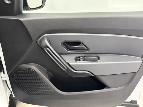 17 of 29 for Dacia Duster 1.0 TCe 100 Bi-Fuel Essential 5dr