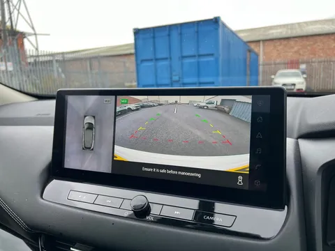 DN72EEG Nissan Qashqai 1.3 DiG-T MH 158 N-Connecta [Glass Rf] 5dr Xtronic Thumbnail #16