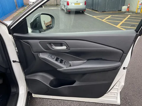 DN72EEG Nissan Qashqai 1.3 DiG-T MH 158 N-Connecta [Glass Rf] 5dr Xtronic Thumbnail #19