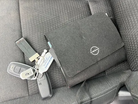 DN72EEG Nissan Qashqai 1.3 DiG-T MH 158 N-Connecta [Glass Rf] 5dr Xtronic Thumbnail #22