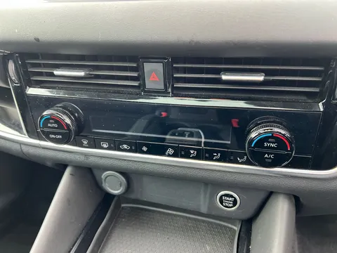 DN72EEG Nissan Qashqai 1.3 DiG-T MH 158 N-Connecta [Glass Rf] 5dr Xtronic Thumbnail #25