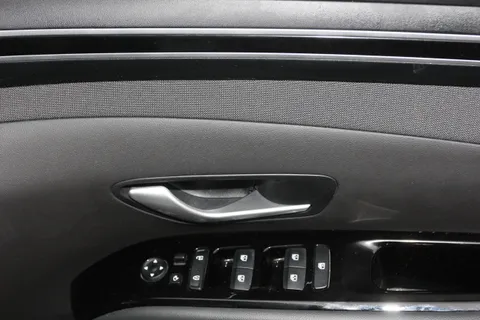 SM71NCF Hyundai Tucson 1.6 TGDi Plug-in Hybrid Ultimate 5dr 4WD Auto Thumbnail #18