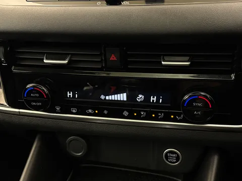 PK23XAR Nissan Qashqai 1.3 DiG-T MH N-Connecta [Glass Roof] 5dr Thumbnail #27