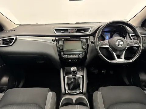 YC69WEF Nissan Qashqai 1.3 DiG-T N-Connecta 5dr Thumbnail #3