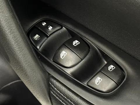 YC69WEF Nissan Qashqai 1.3 DiG-T N-Connecta 5dr Thumbnail #20