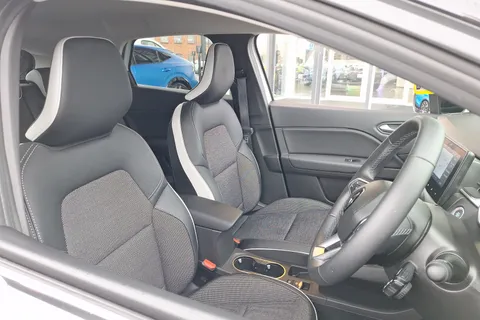 DN72VLT Renault Captur 1.6 E-Tech full hybrid 145 Techno 5dr Auto Thumbnail #32