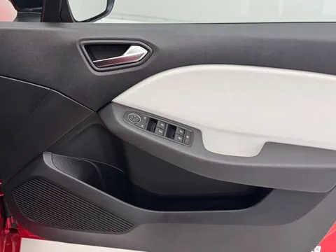 DL72BYB Renault Clio 1.6 E-TECH full hybrid 145 Techno 5dr Auto Thumbnail #18