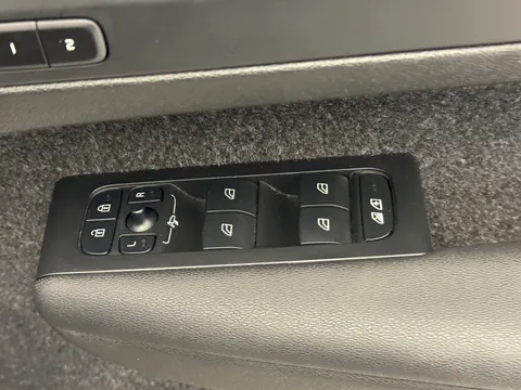 RA74CXX Volvo XC40 2.0 B4P Ultra Black Edition 5dr Auto Thumbnail #23