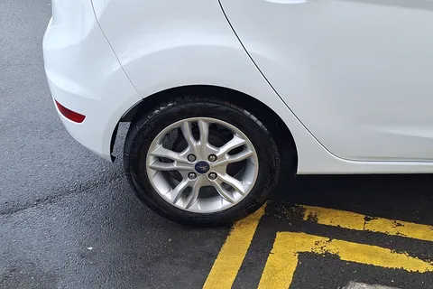 4 of 40 for Ford Fiesta 1.25 82 Zetec 5dr