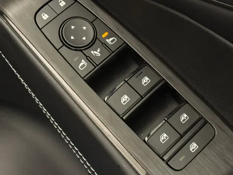 DV72RVA Nissan Qashqai 1.3 DiG-T MH N-Connecta [Glass Roof] 5dr Thumbnail #18