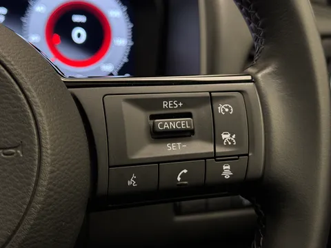 DV72RVA Nissan Qashqai 1.3 DiG-T MH N-Connecta [Glass Roof] 5dr Thumbnail #21