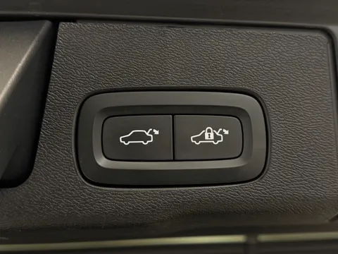 RF74ZSW Volvo XC60 2.0 B5P Ultra Black Edition 5dr AWD Geartronic Thumbnail #11