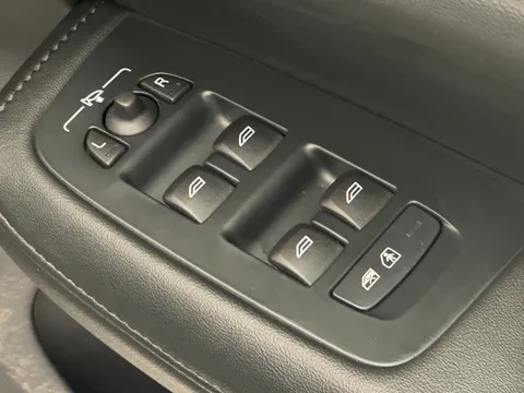 RF74ARO Volvo V60 2.0 B4P Plus Dark 5dr Auto [7 speed] Thumbnail #19