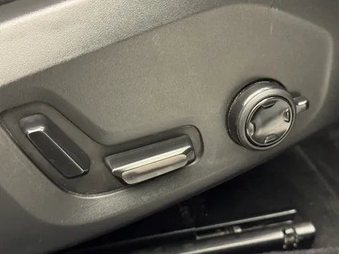 RF74ARO Volvo V60 2.0 B4P Plus Dark 5dr Auto [7 speed] Thumbnail #21