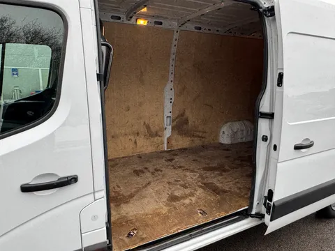 HN23GRU Renault Master LM35dCi 135 Business+ Medium Roof Van Thumbnail #9